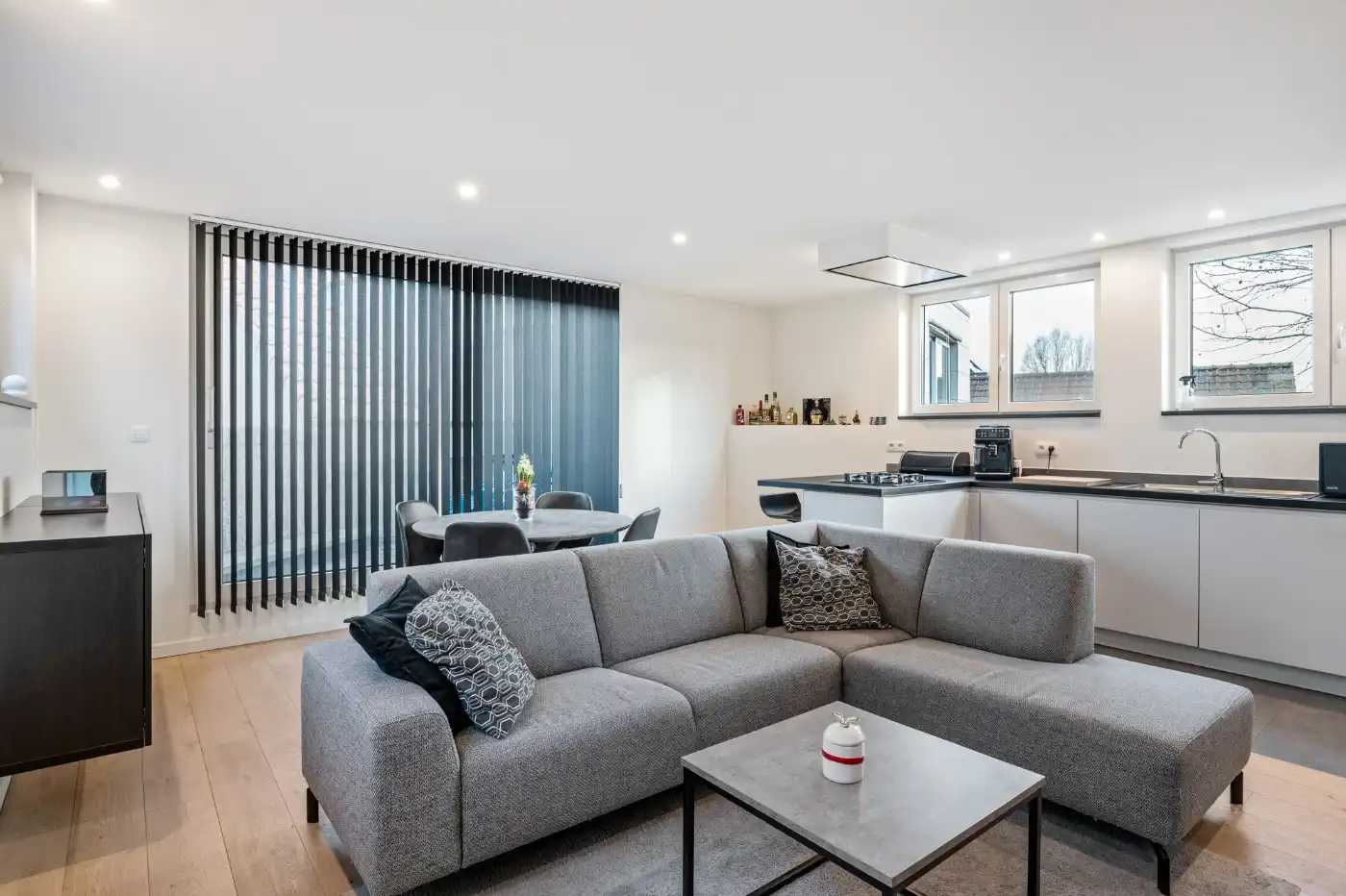 Gezellige starterswoning met 1 slpk., terras en inpandige garage foto 3