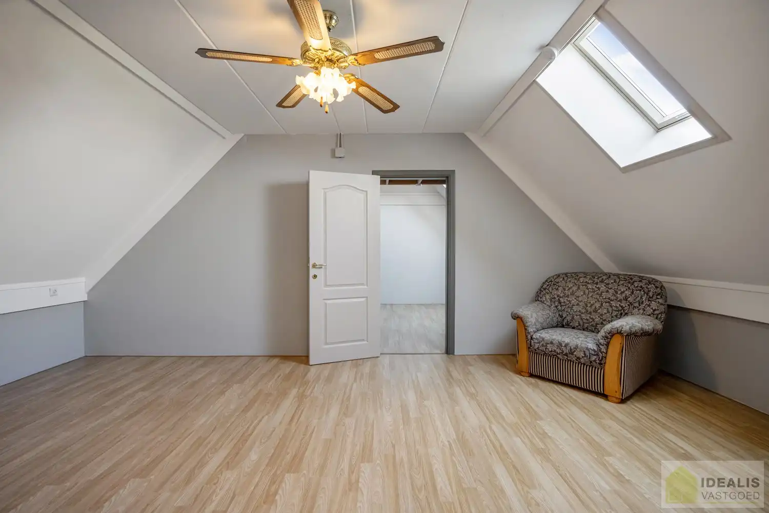 ZEER RUIM OPGEZETTE (481m²!) EN KNAP AFGEWERKTE EENGEZINSWONING OP RUSTIGE LOCATIE MET MAAR LIEFST 8!! SLAAPKAMERS foto 29