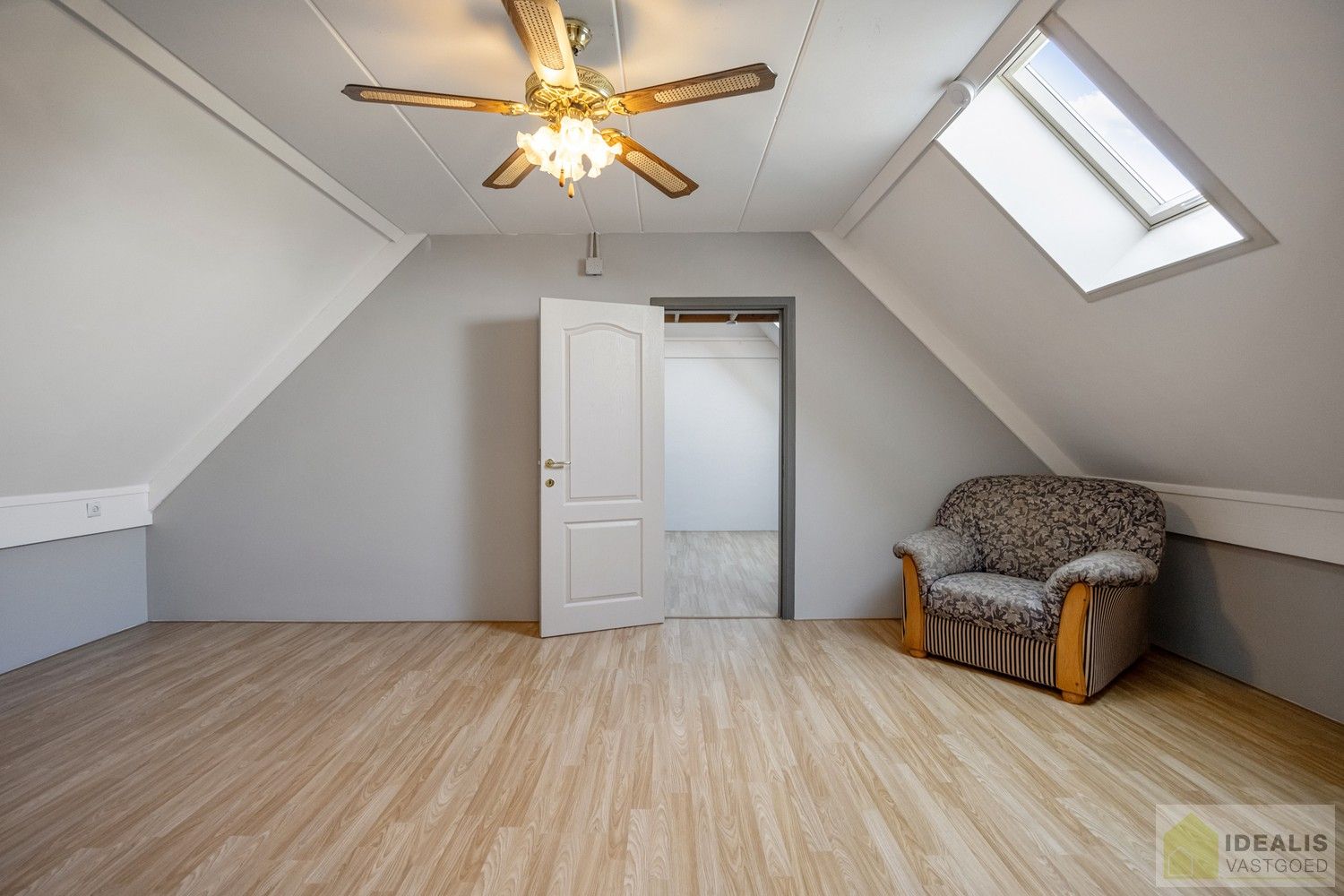 ZEER RUIM OPGEZETTE (360m²!) EN KNAP AFGEWERKTE EENGEZINSWONING OP RUSTIGE LOCATIE MET MAAR LIEFST 8!! SLAAPKAMERS foto 29