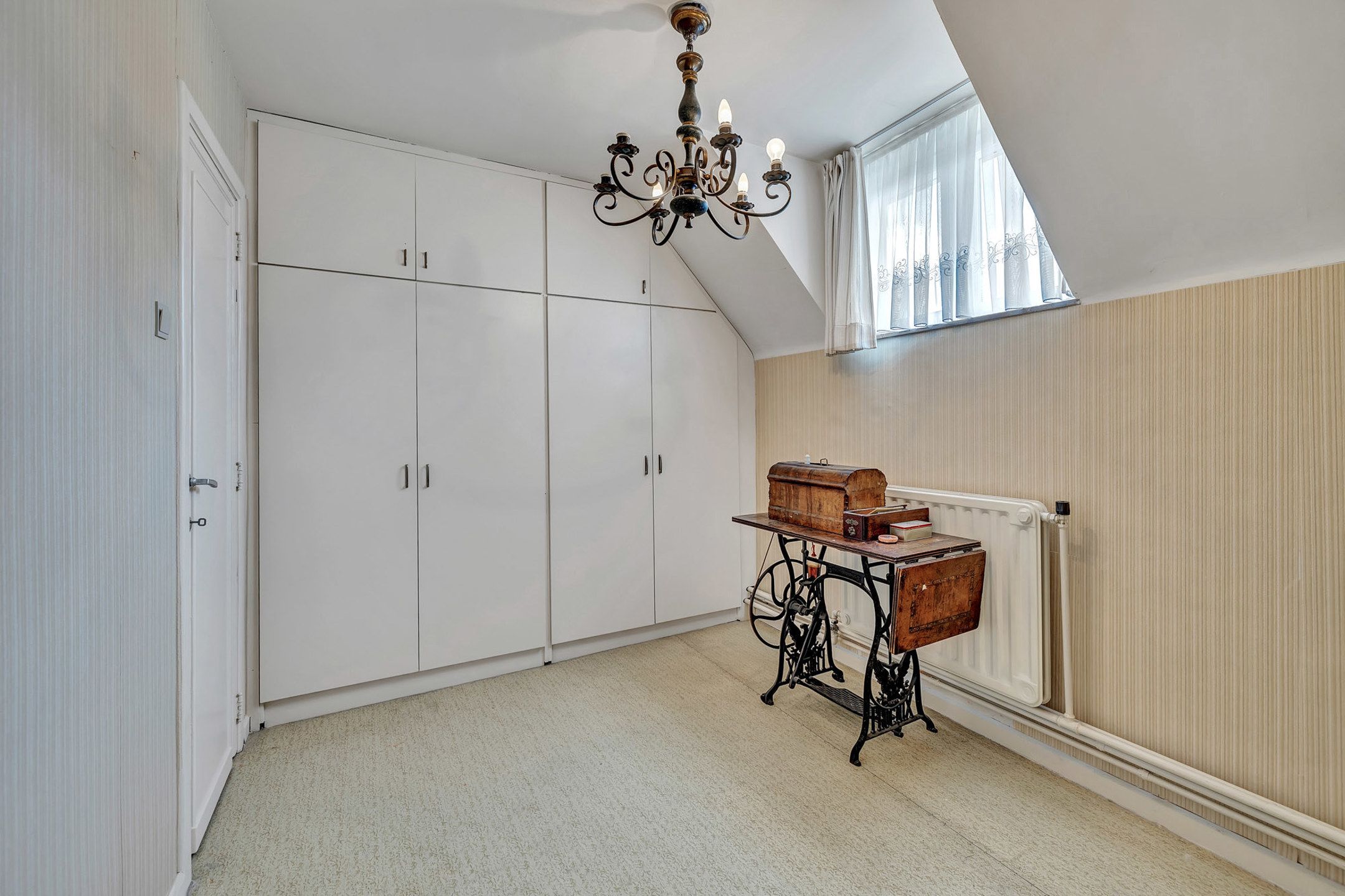 Verder te renoveren woning met garage en tuin te Okegem foto 16