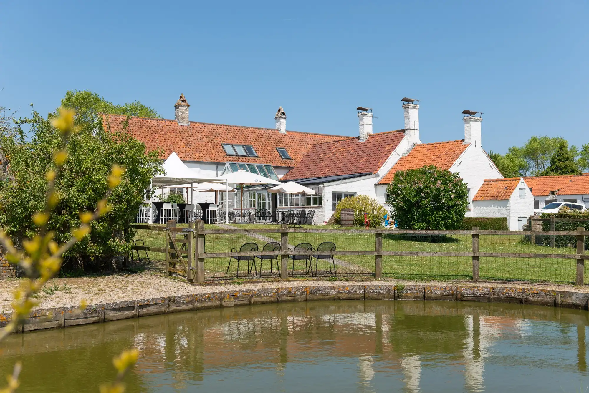 Unieke hoeve met uitbatingsmogelijkheden op de grens met Frankrijk foto 2