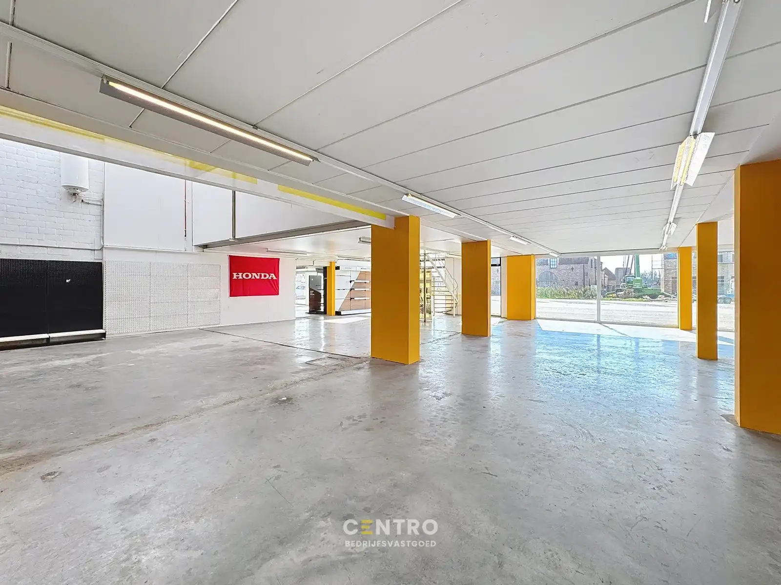 Opslagruimte met showroom en 3 verhuurde appartementen op 3.682m2! foto 22