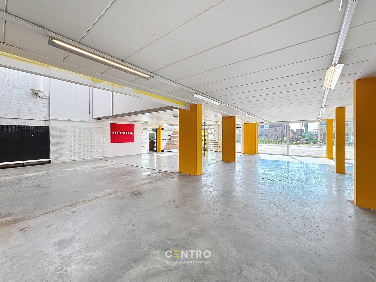 Opslagruimte met showroom en 3 verhuurde appartementen op 3.682m2! foto 20