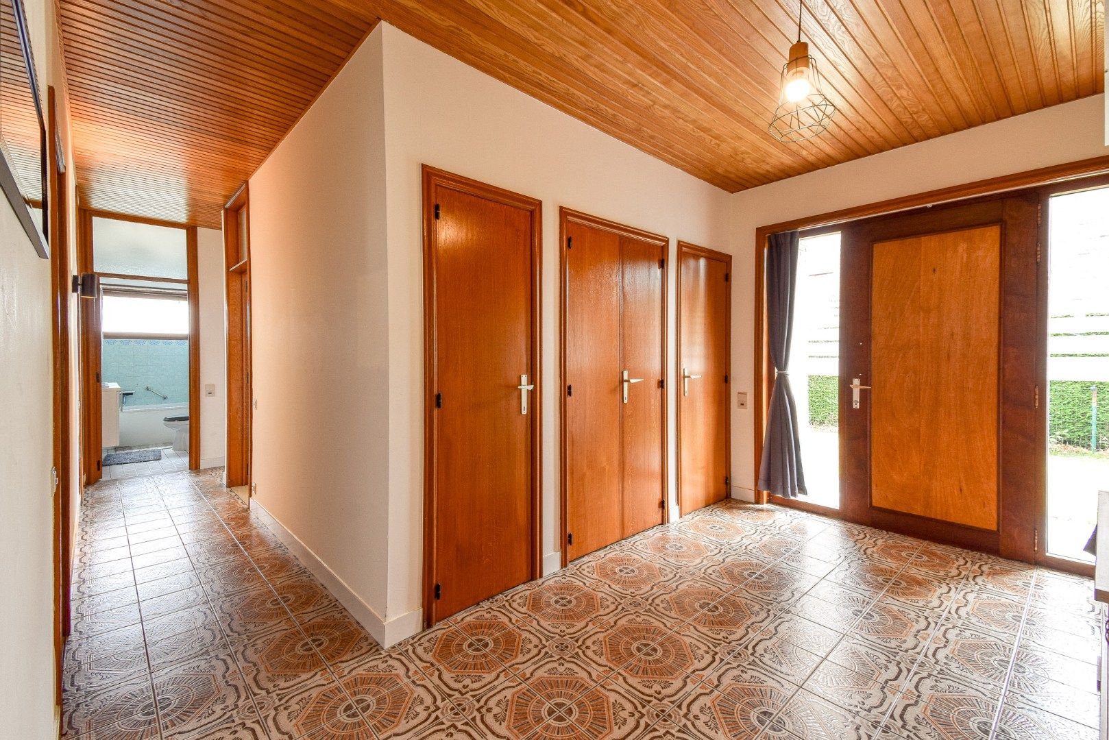 Ruime gezinswoning met grote tuin en 4 slaapkamers in  rustige woonwijk te Gistel foto 7