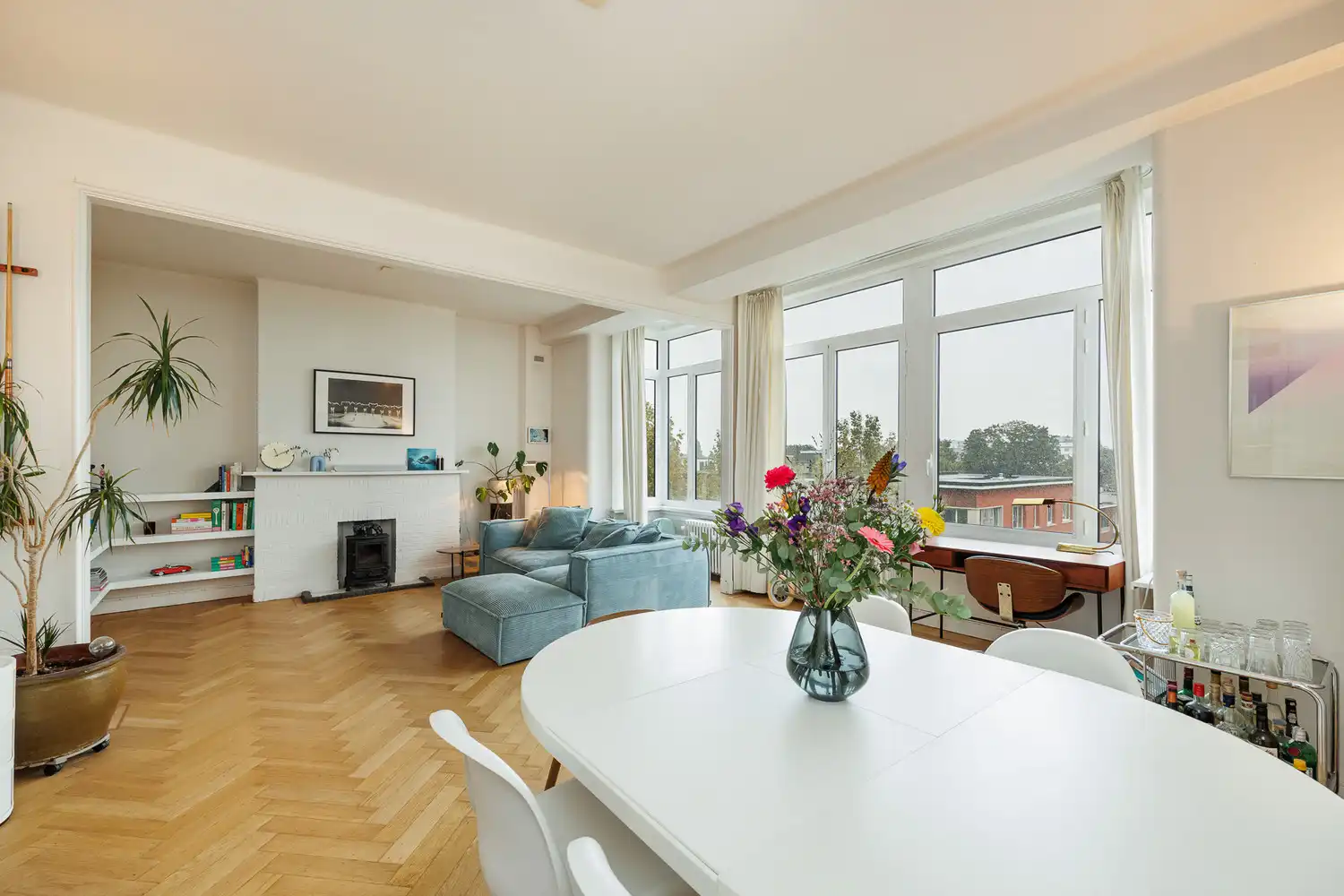 Hoofdfoto van de publicatie: Ruim en lichtrijk art-decoappartement met terras, vlakbij Te Boelaerpark – Berchem