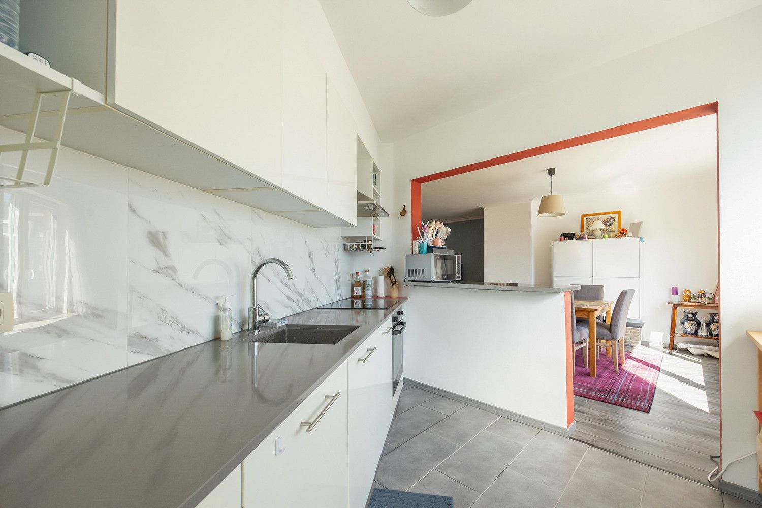 Energiezuinig (EPC B) en instapklaar 2 slk-appartement in een kleinschalig hoekgebouw te Deurne-Zuid, met privatieve garagebox + de staanplaats ervoor foto 8