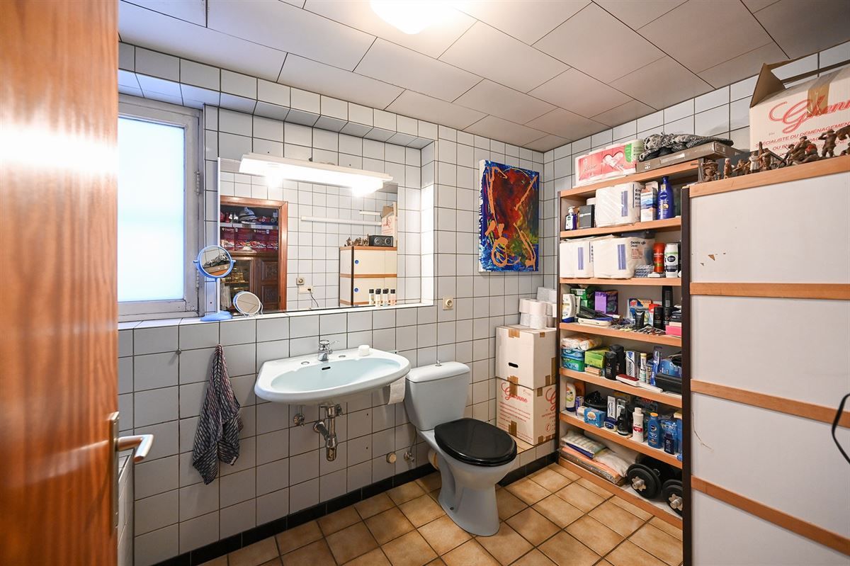Gelegen in de rustige Voogdijstraat, op wandelafstand van het centrum van Duffel, vind je deze eerlijke, goed onderhouden woning boordevol mogelijkheden. De huidige huurder heeft ze jarenlang met zorg bewoond, maar een frisse wind – en een beetje lie foto 14