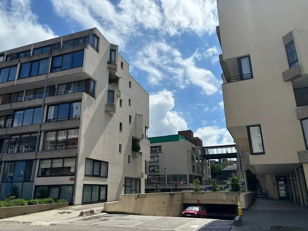 Open ondergrondse autostaanplaats op wandelafstand trein - en busstation! foto {{pictureIndex}}