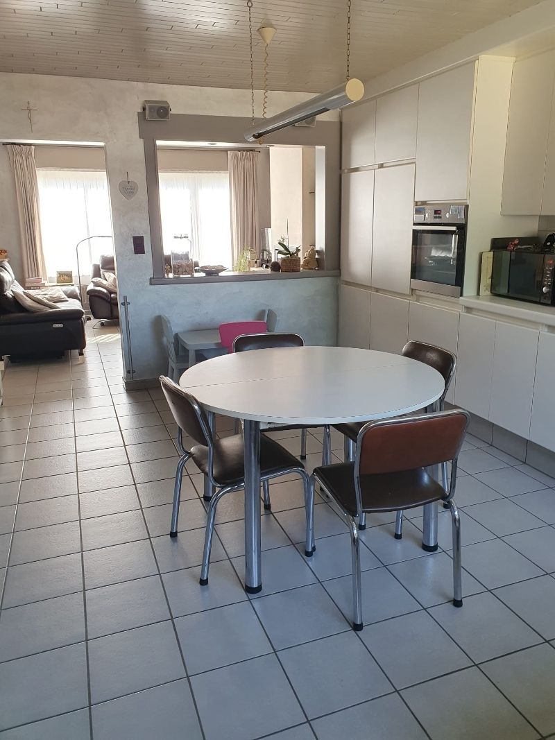Rustig gelegen, halfopen woning met 3 slpks, tuin en ruime garage op wandelafstand van de Leie en de Zavelput. Energielabel D, zonnepanelen... foto 2