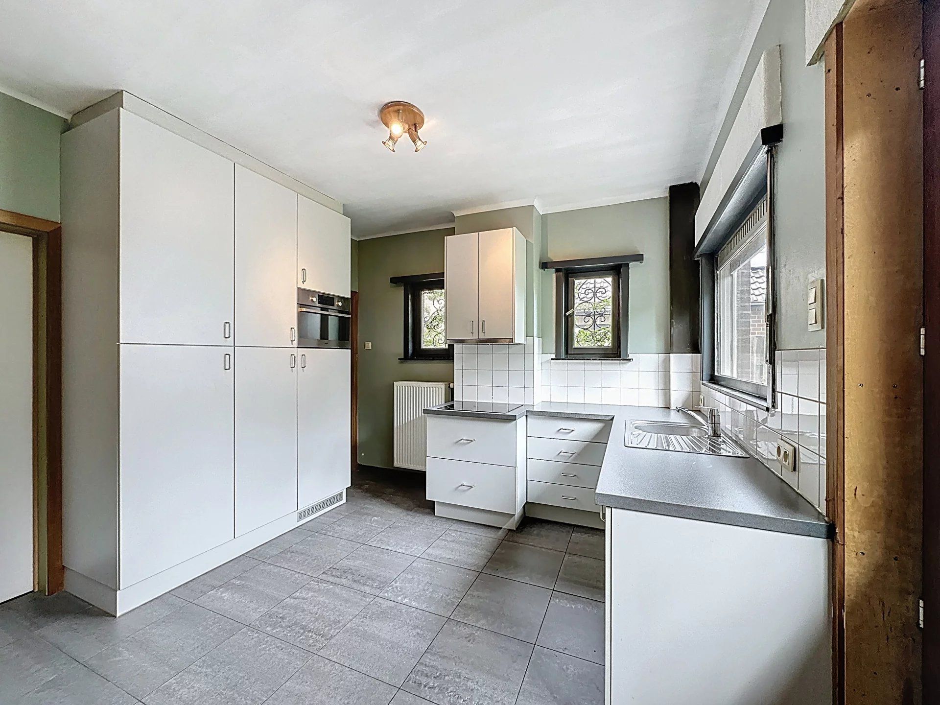 Op te knappen woning met 3, mog. 5 slaapkamers op groot perceel van +/- 10 are. foto 8