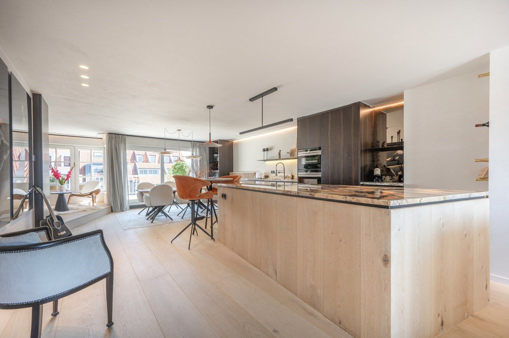 Luxueus gerenoveerd duplex dakappartement met mooie zonneterrassen gelegen in het centrum van Knokke. foto 7