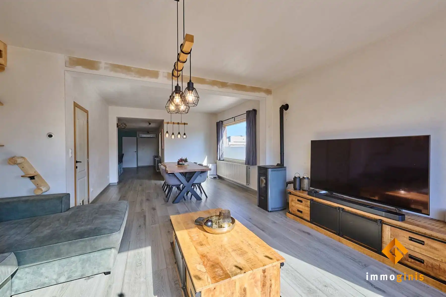 Deel opgefriste woning met 3 slaapkamers op een perceel van 4a80ca, in een rustige buurt. foto 3