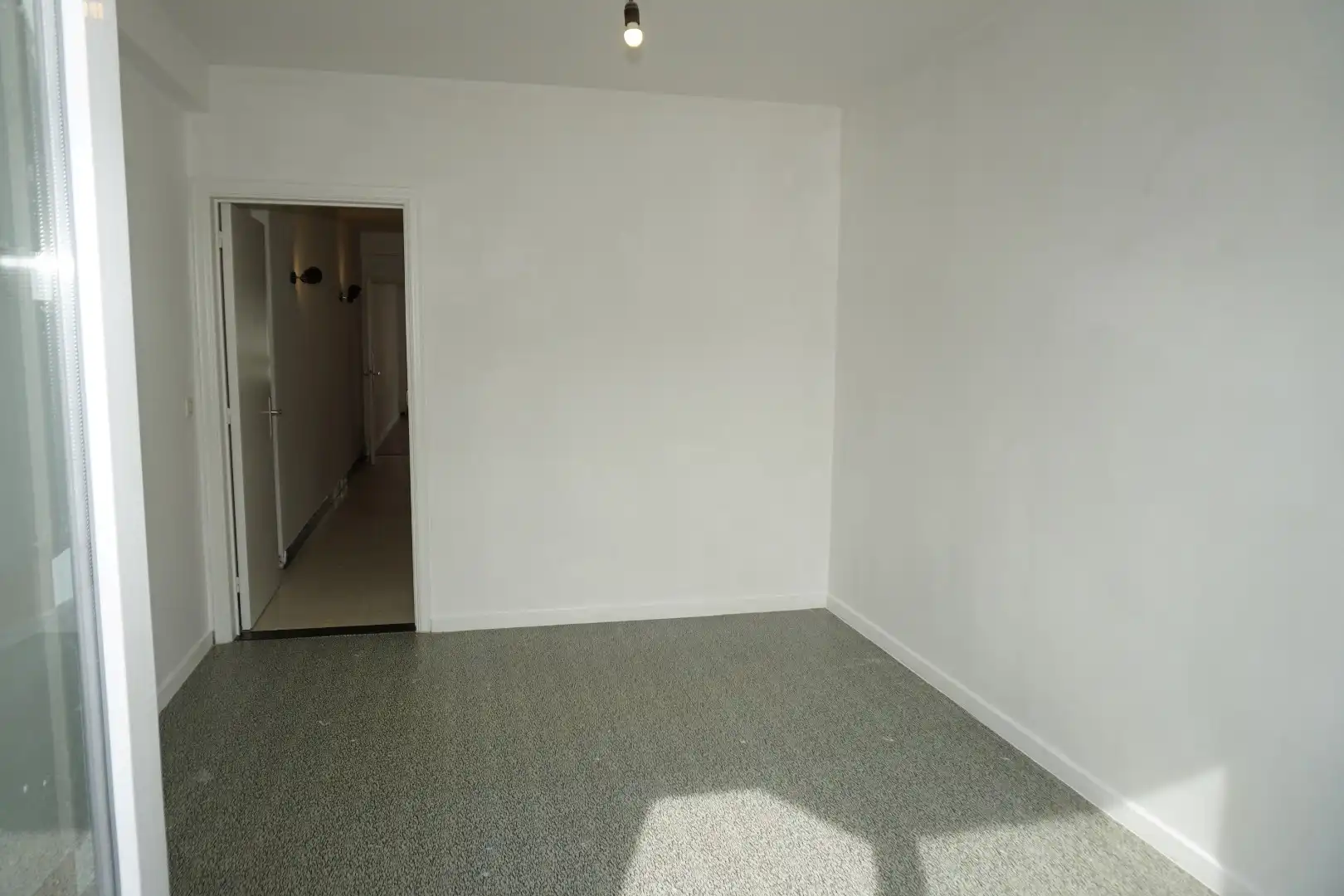 ONGEMEUBELD 1 SLP APP. GELEGEN KONINGSSTRAAT foto 14