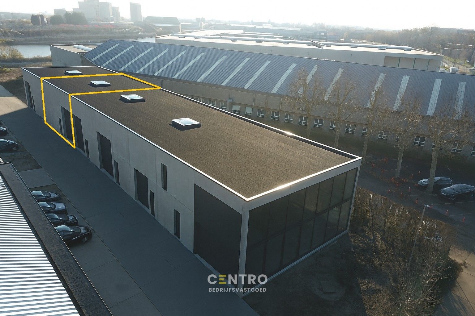 NB OPSLAGRUIMTE (237m²), met hoge sectionaalpoort en private parkeerplaats voor de deur. Op industriezone "Herdersbrug" te 8000 Brugge. foto {{pictureIndex}}