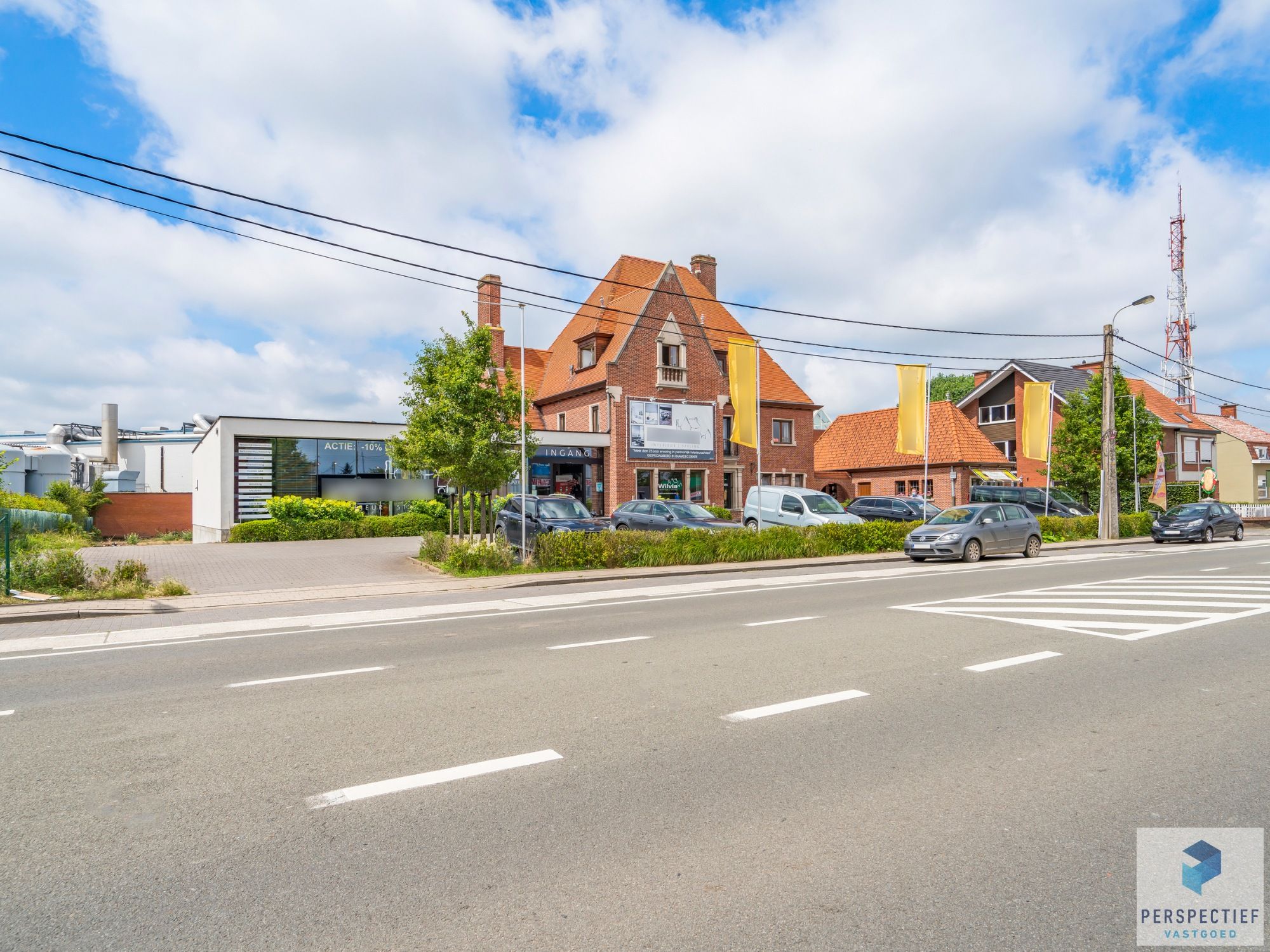 2 handelsruimtes + appartement met mogelijkheden op een strategische ligging te Roeselare foto 3