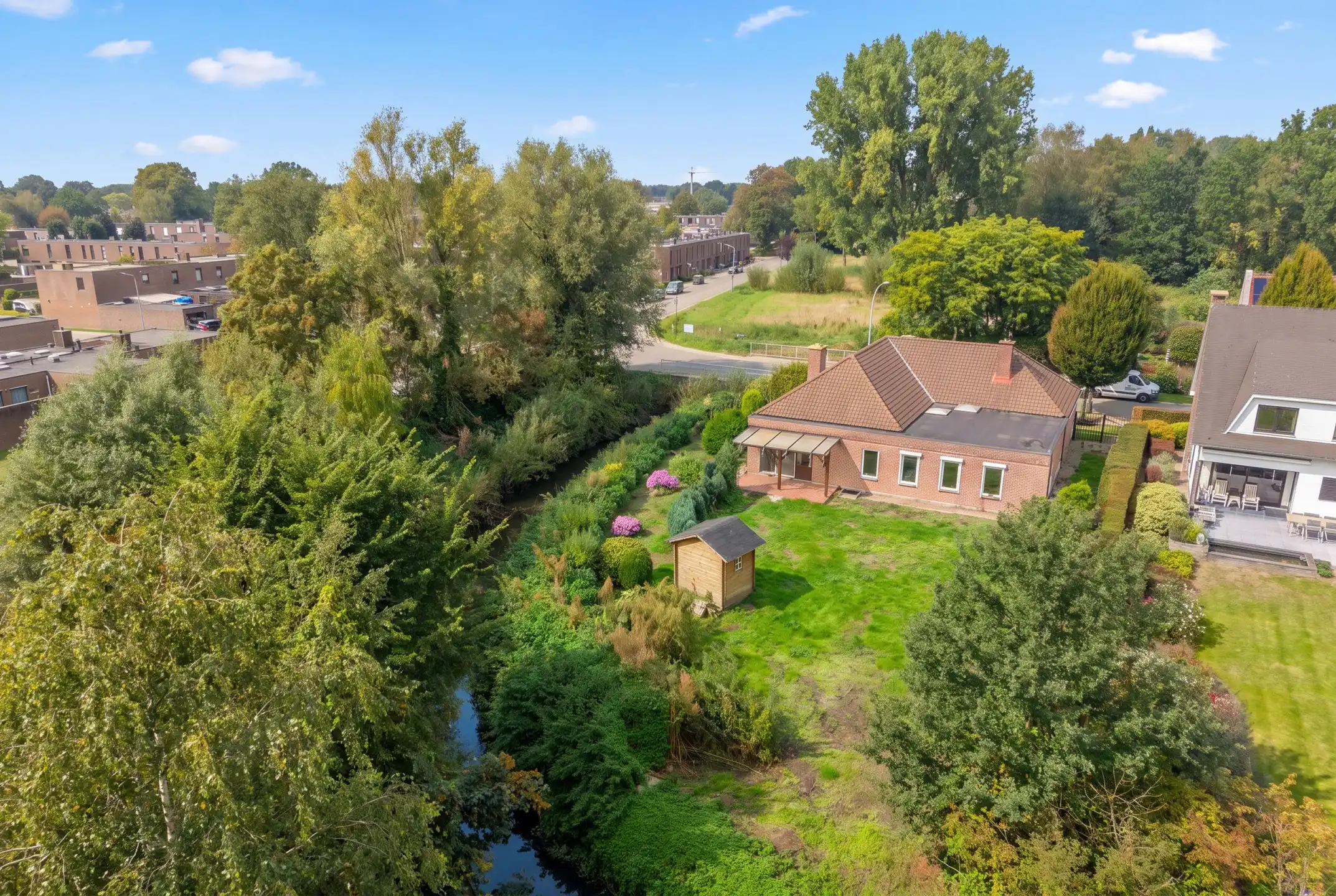 Ruime laagbouw met 3-4 slpk én praktijk en grote garage foto 43
