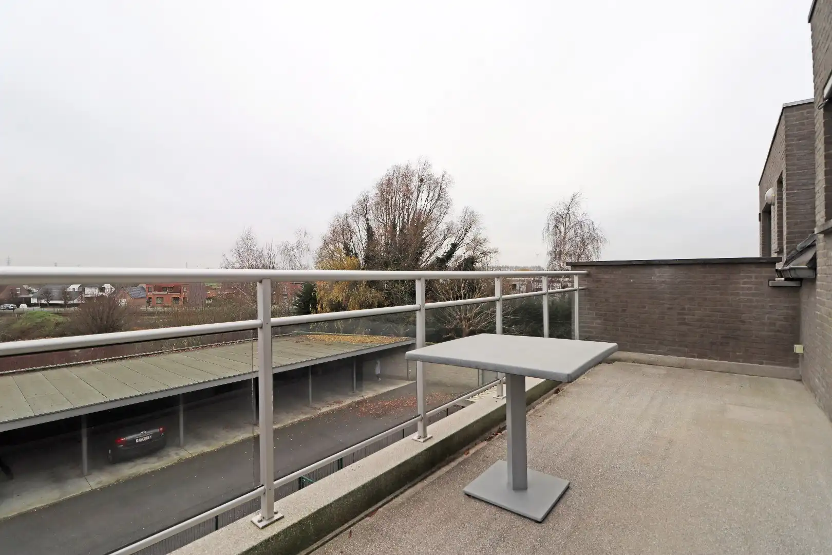 Lichtrijk appartement met carport foto 4