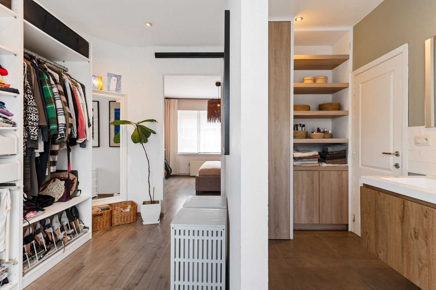 Instapklaar, ruim huis met 4 slaapkamers en tuin te koop in Schoten! foto 19