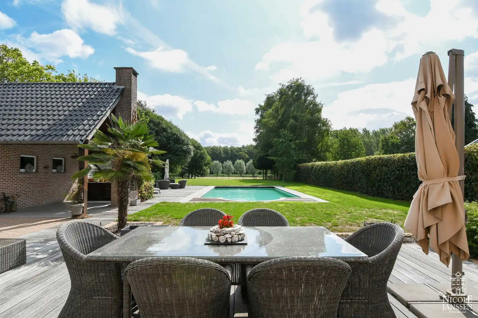 Instapklare gezinswoning met vier slaapkamers en zwembad foto 27