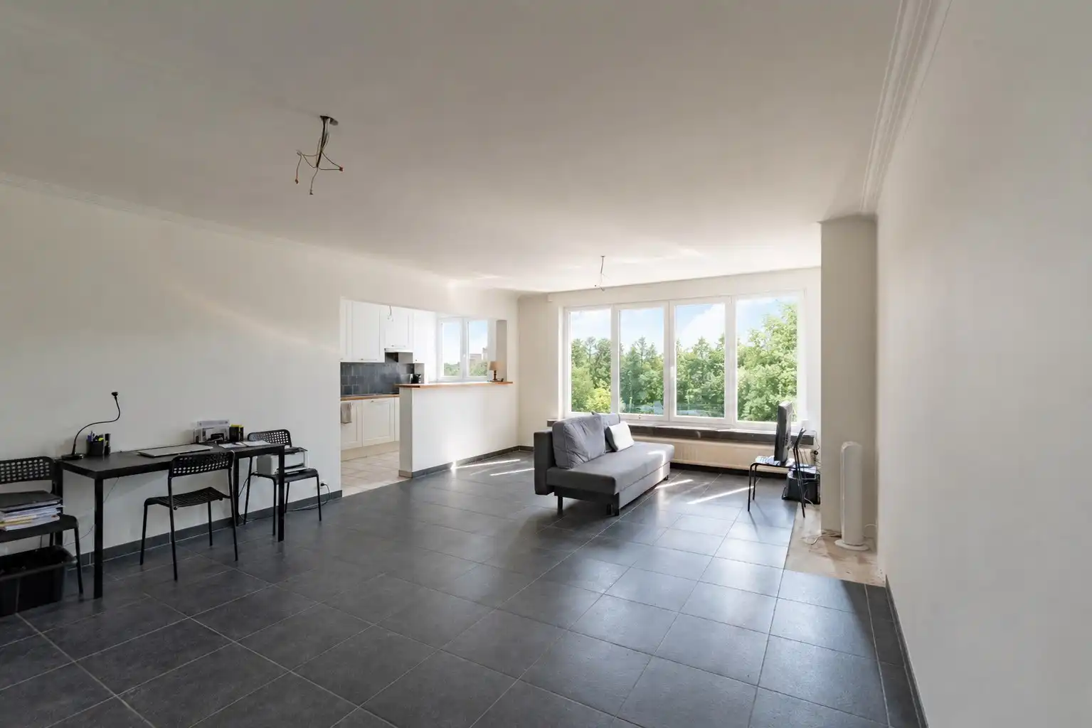 Vernieuwd appartement met 2 slaapkamers foto {{pictureIndex}}