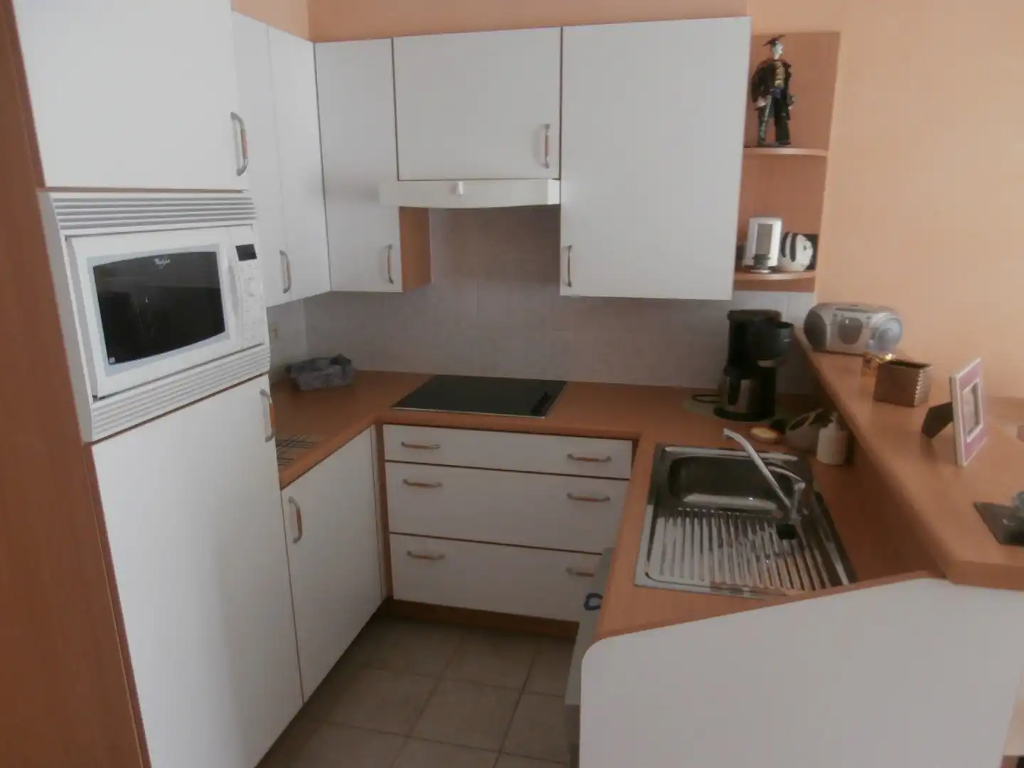 Modern gemeubeld 2 slaapkamerappartement met garage TE KOOP foto 3