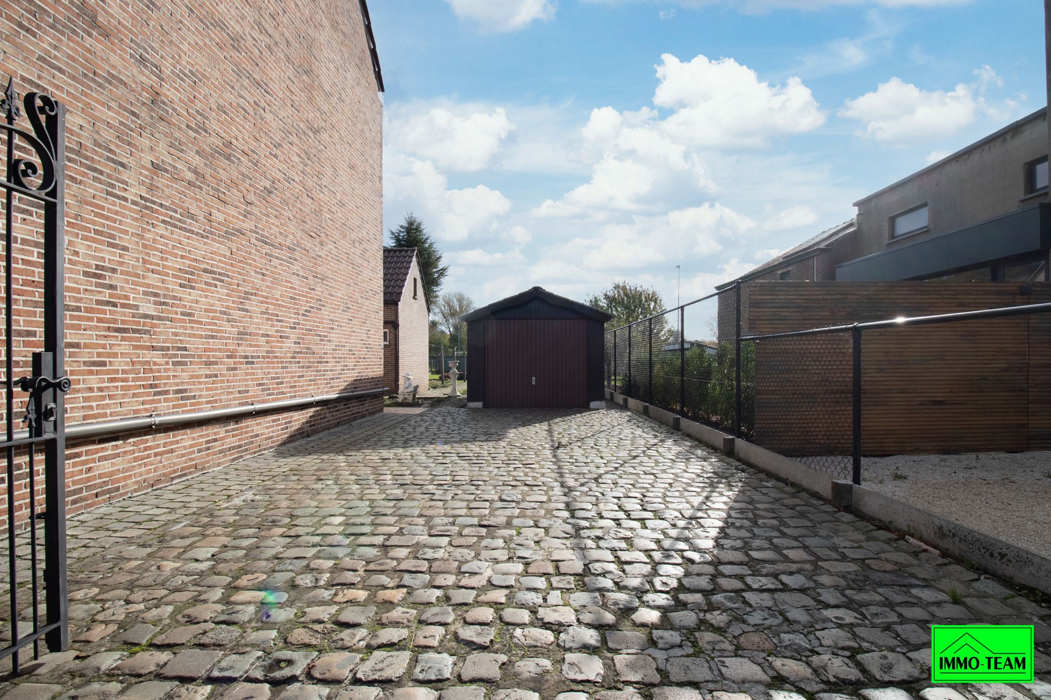 Op te frissen gezinswoning met ruime tuin en garage foto 25