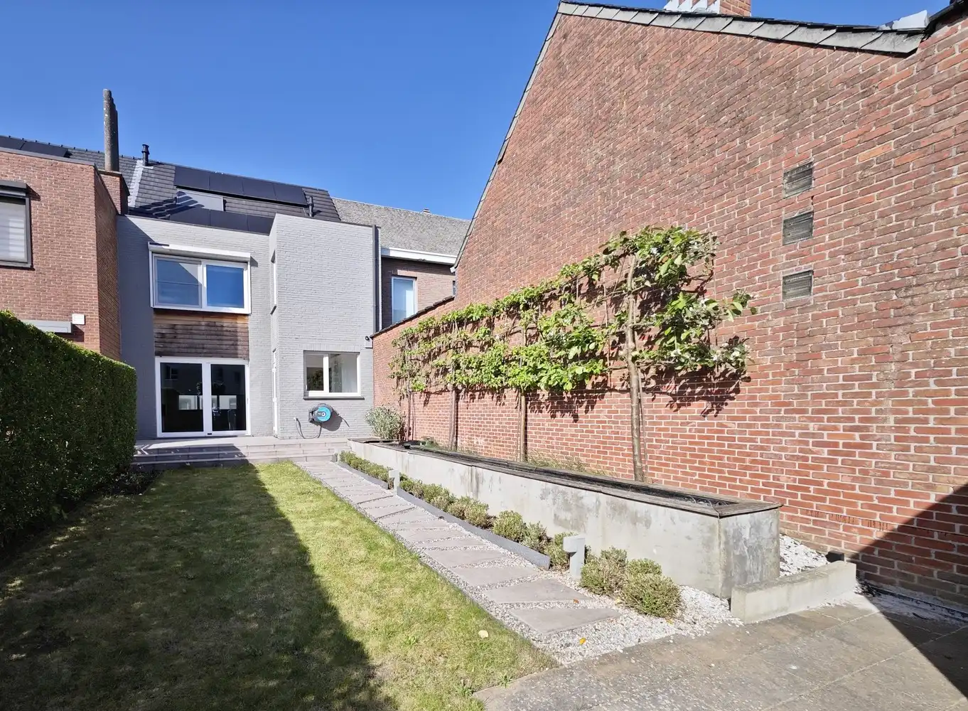 Volledig gerenoveerde stadswoning met 3 slpks en voll. aangelegde tuin foto 35