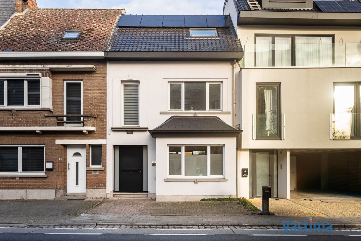 Instapklare, lichtrijke én gerenoveerde gezinswoning foto {{pictureIndex}}