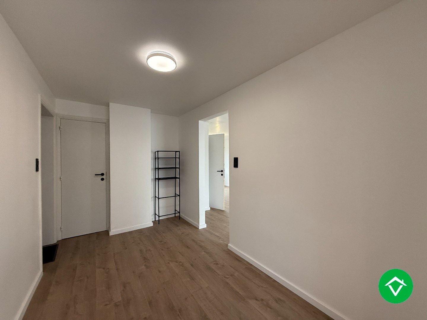 Ruim, gerenoveerde woning met 3 slaapkamers, garage en tuin in een rustige woonwijk te Roeselare! foto 6