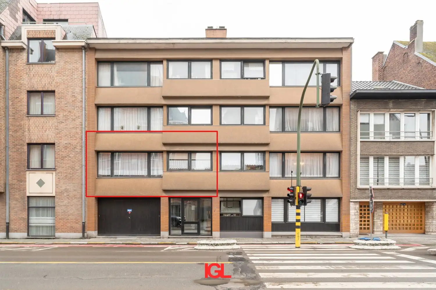 Ruim 3-kamer appartement met garage nabij het centrum van Halle foto {{pictureIndex}}