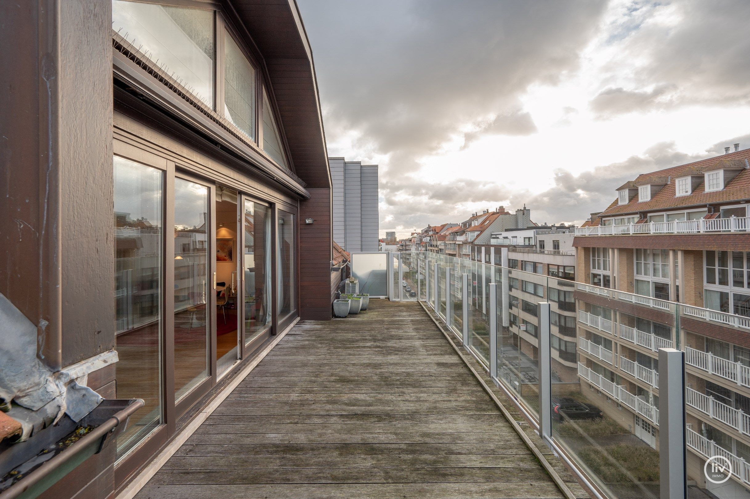 Ruim en zonnig dakappartement (227 m2) met ca. 33m² terrassen gelegen in het centrum van Knokke, op wandelafstand van de Zeedijk en het Rubensplein.  foto {{pictureIndex}}