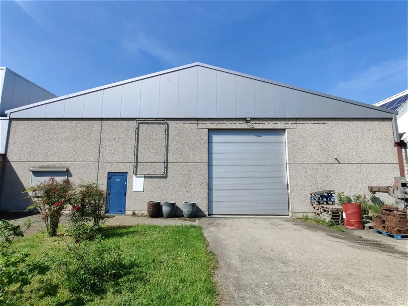 Magazijn met rolbrog en inpandig kantoor foto 2