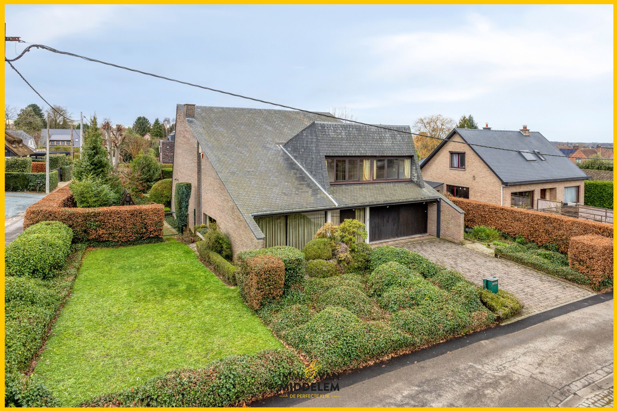 UNIEKE JAREN ’70 ARCHITECTENVILLA IN RESIDENTIËLE OMGEVING foto {{pictureIndex}}