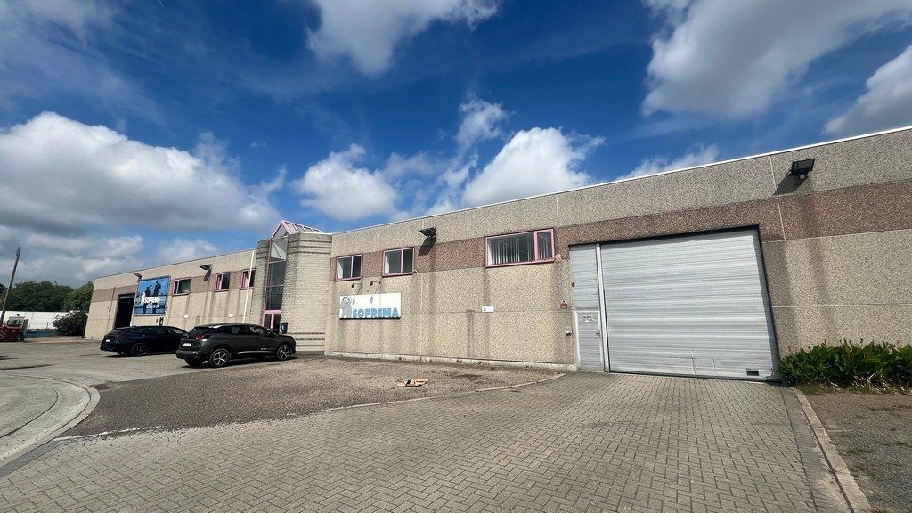 Bedrijfsgebouw met rolbrug te huur nabij centrum van Gent foto {{pictureIndex}}
