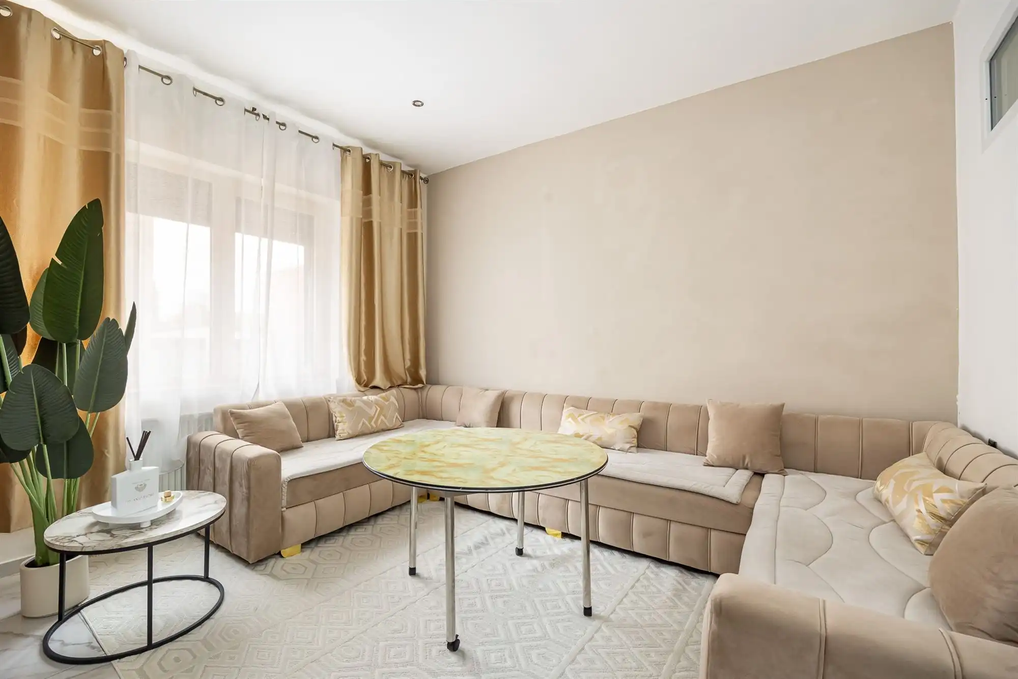 Gerenoveerde woning met drie slaapkamers en terras foto 7