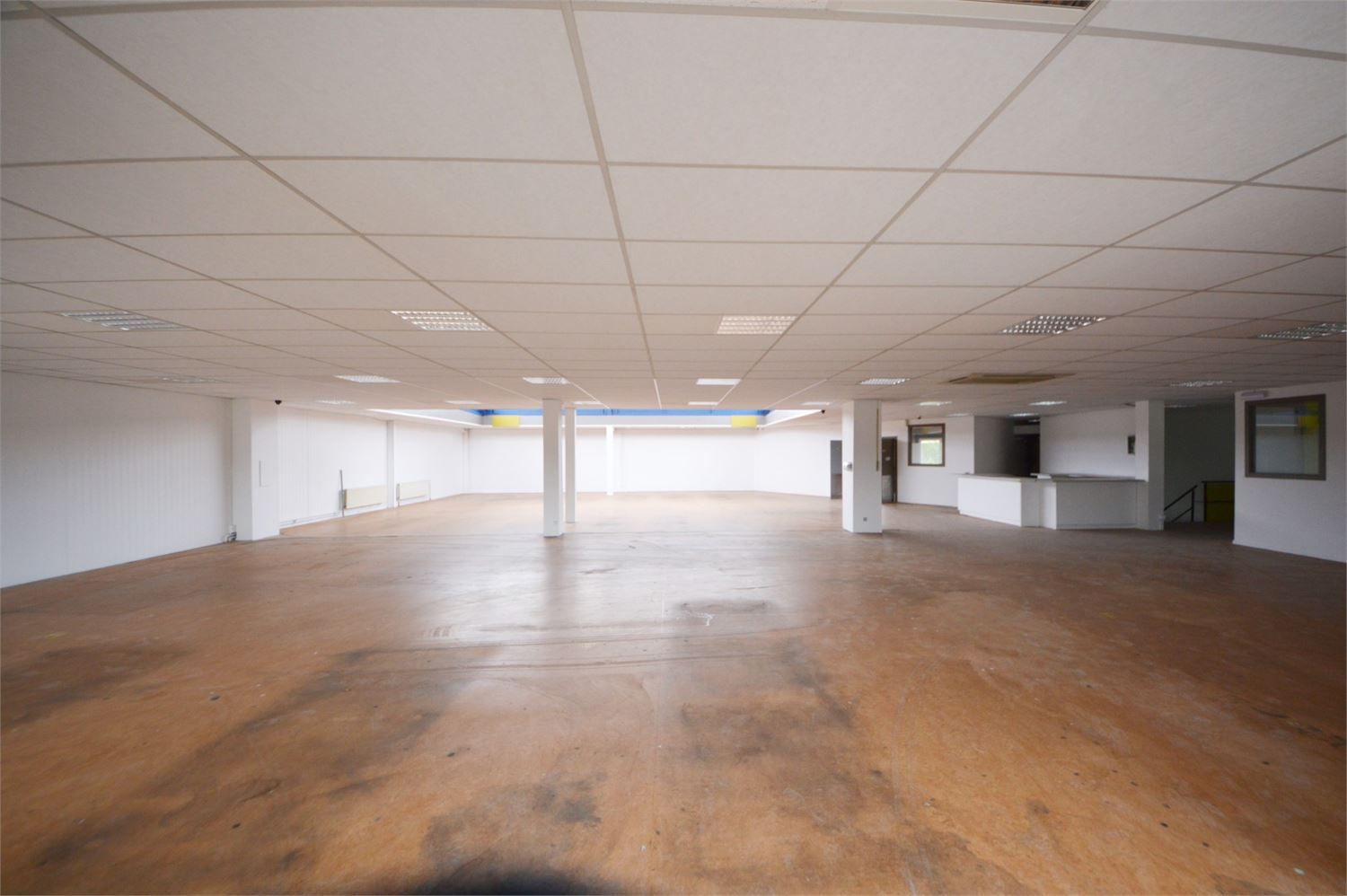 COMMERCIEEL GEBOUW BAANLOCATIE MET PARKING NABIJ MCDONALDS foto 18