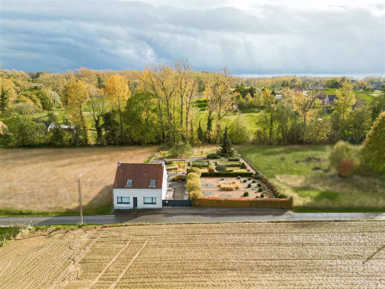 Rustig gelegen deels gerenoveerde woning foto 2
