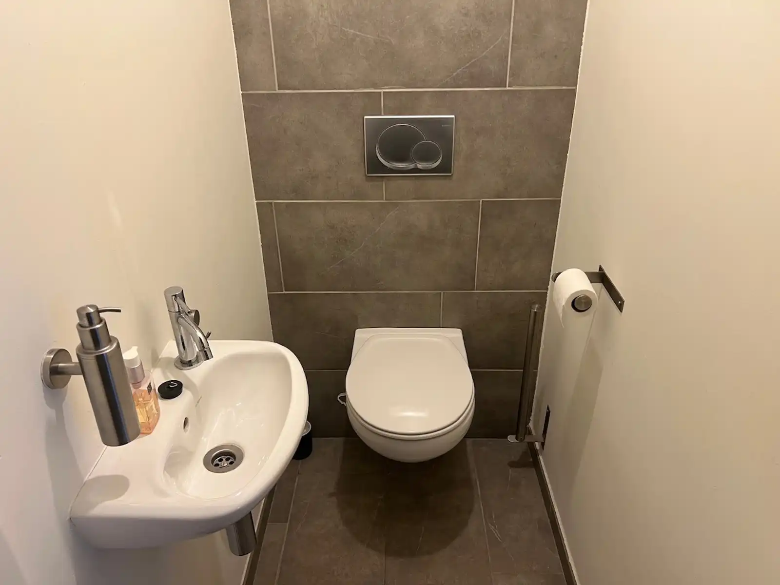 GLV app met 2 slpk, terras, tuin, parking en garagebox foto 3