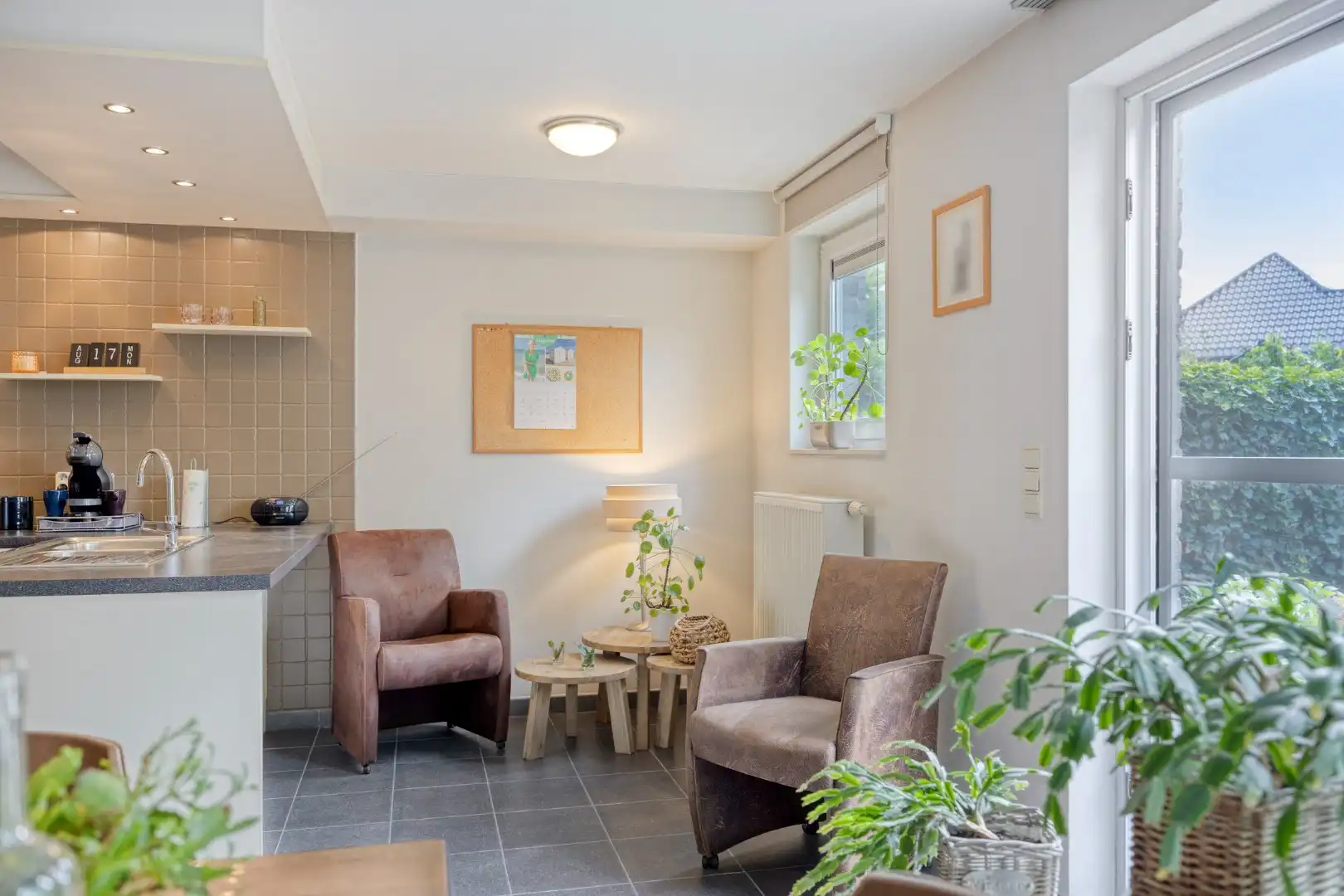 Gelijkvloers appartement met 2 slpk, 2 parkings en 2 kelderbergingen. foto 11