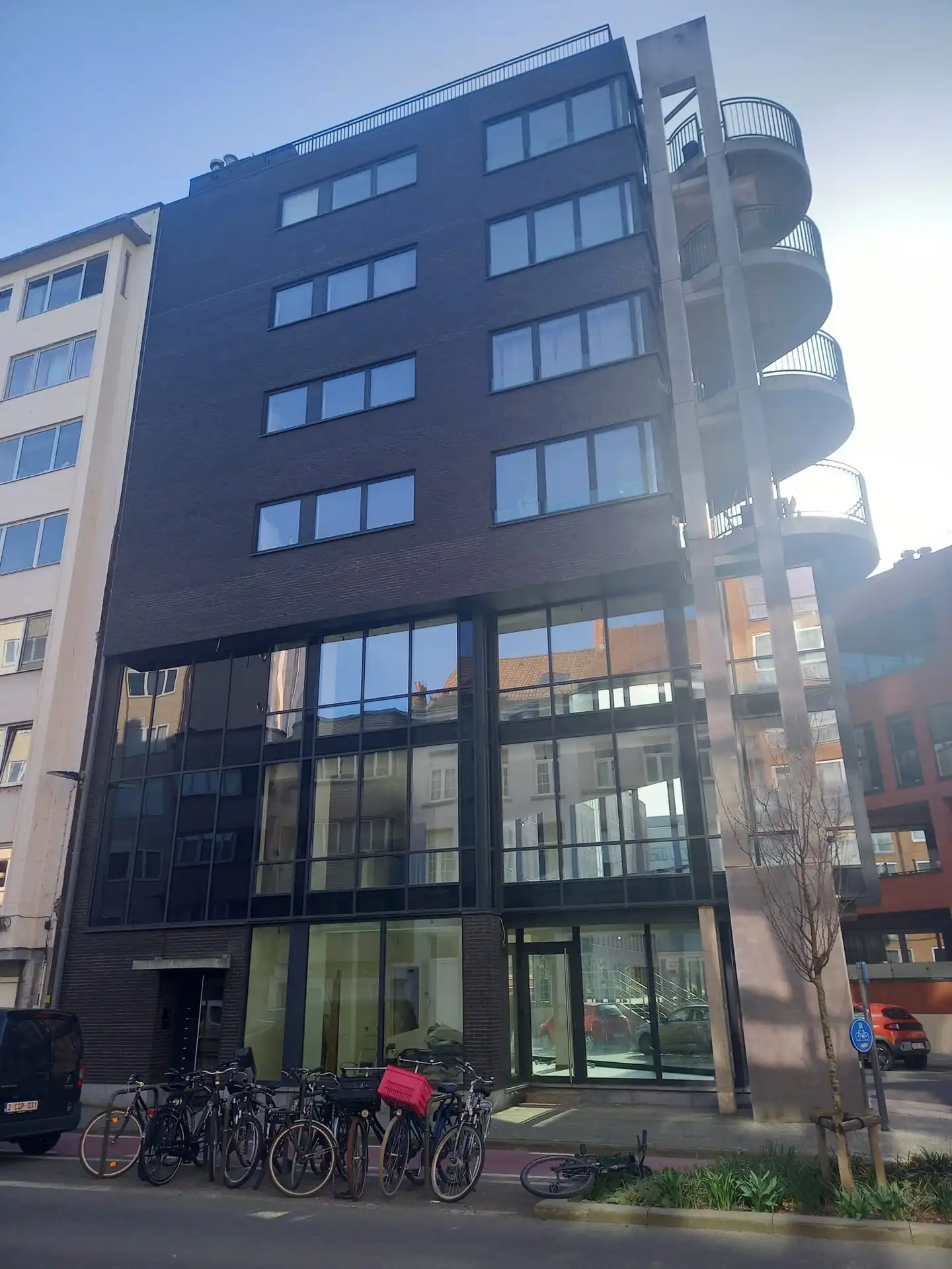 Kantoorgebouw Leopoldstraat te Mechelen foto {{pictureIndex}}