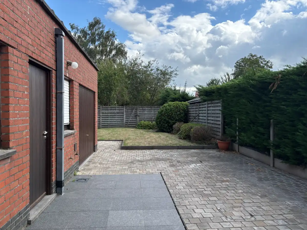 EENGEZINSWONING + garage & grote tuin foto 9