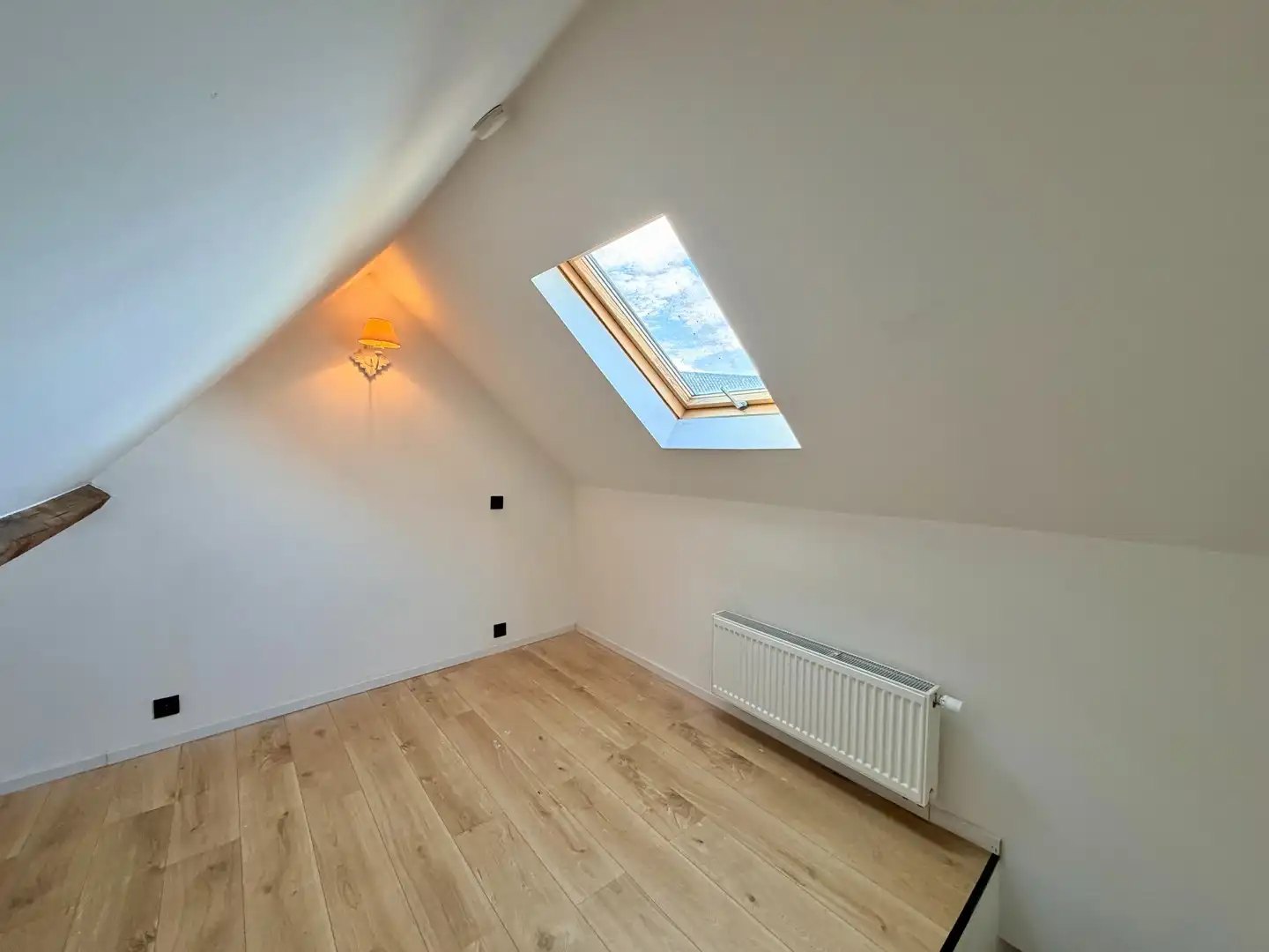 Volledig gerenoveerde instapklare starterswoning met 2 slaapkamers nabij het centrum van Roeselare! foto 12