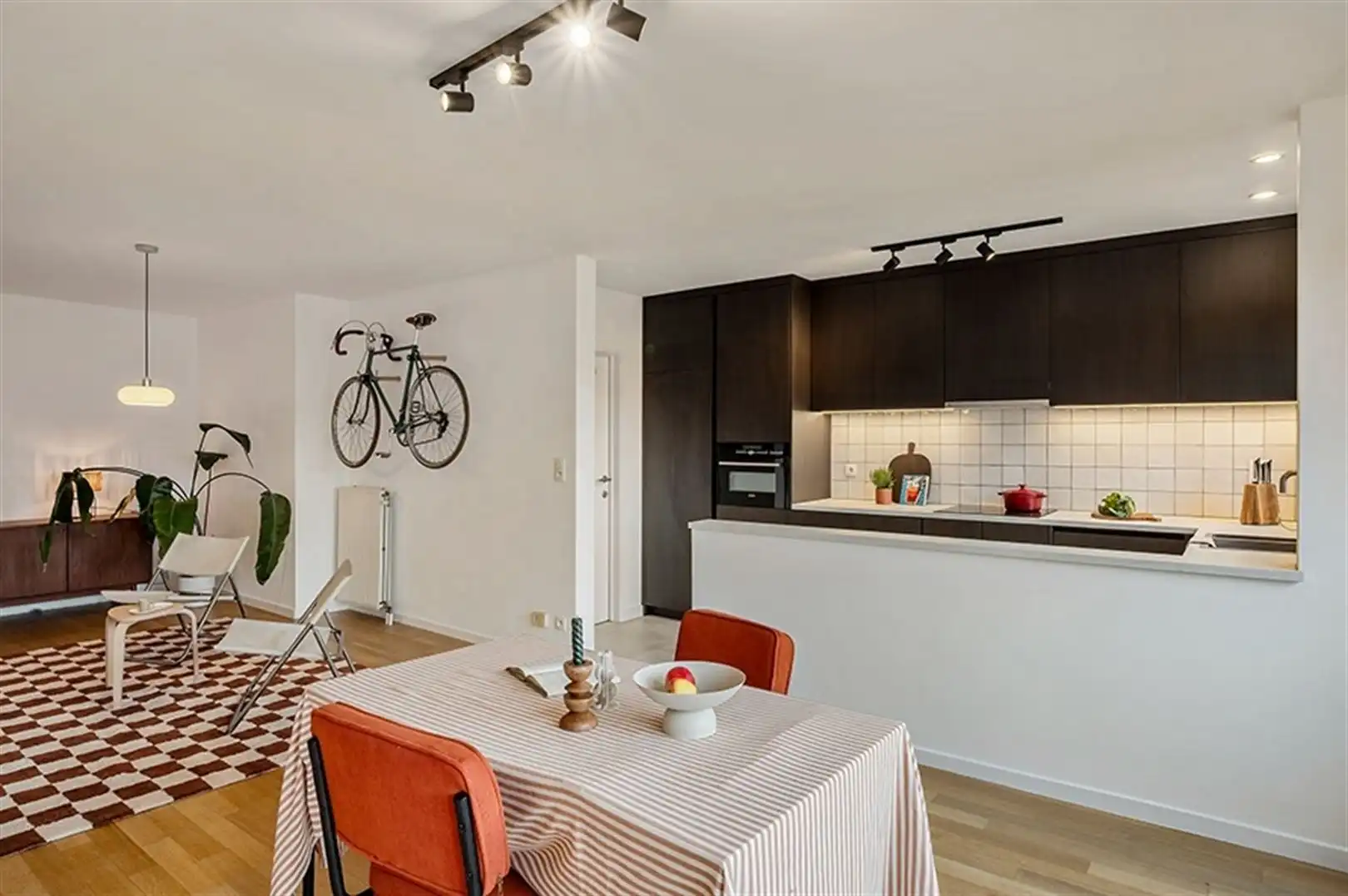 Instapklaar appartement met 2 grote slaapkamers, terras en garagebox foto 3