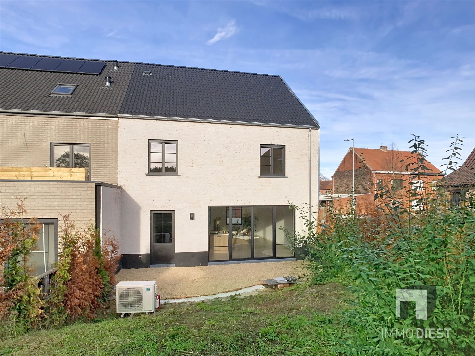 Charmante energiezuinige nieuwbouwwoning met zonnige tuin in hartje Zichem. foto 2