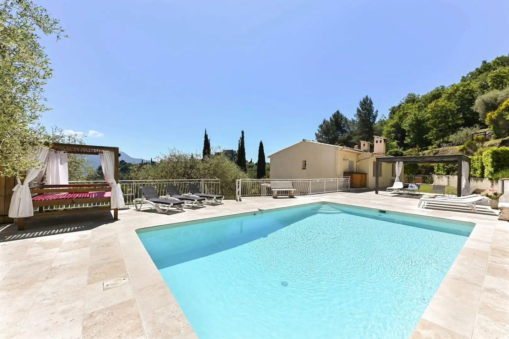 Volledig gerenoveerde villa met wellness en panoramisch uitzicht nabij Nice foto 5