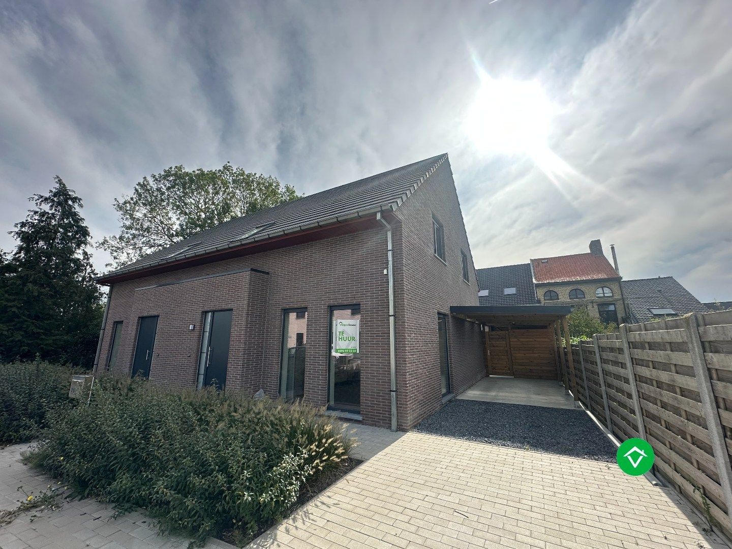 Moderne en lichtrijke nieuwbouwwoning met drie slaapkamers te Handzame (Kortemark) foto {{pictureIndex}}
