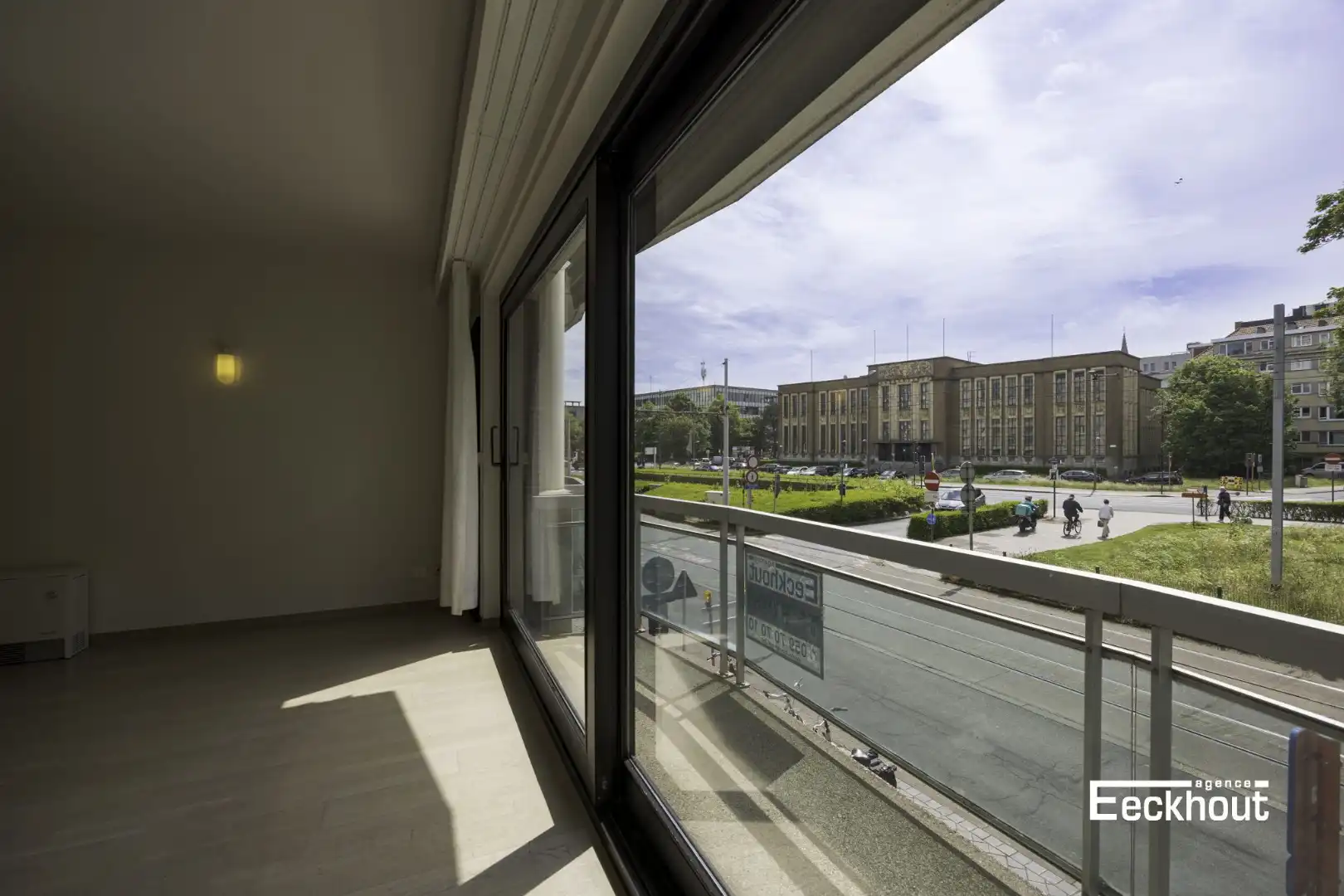 Mooi en centraal gelegen 2 slaapkamerappartement met open zicht! foto 3