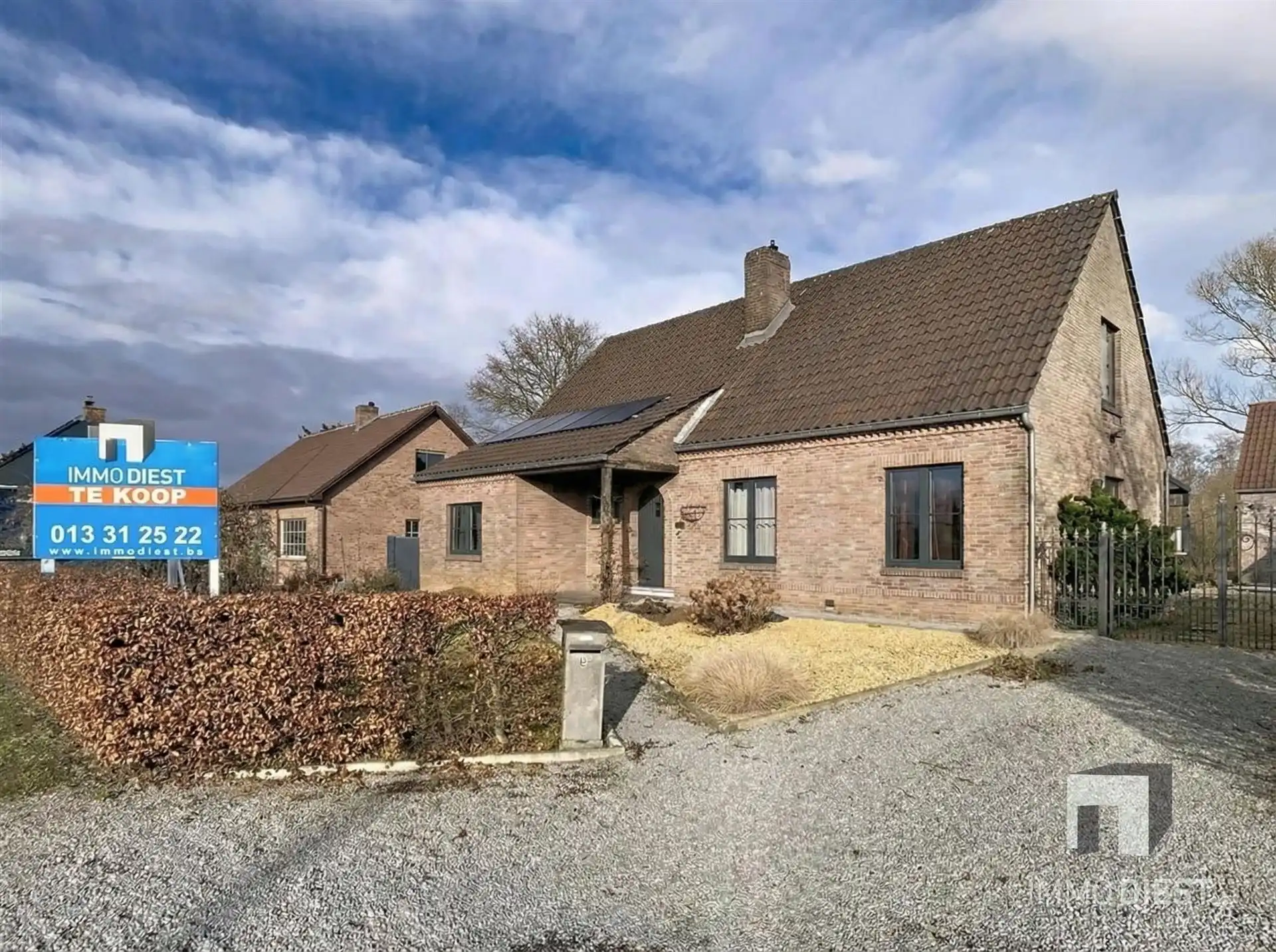 Instapklare woning op ca.53 are met bijgebouw met dubbele garage. EPC 104 kWh/m²/jaar (bijna A-label) foto {{pictureIndex}}