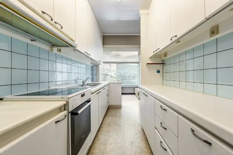 Hooglede-centrum. Charmante | ruime | half open bebouwing op 740m2 met > 4 slaapkamers, apart bijgebouw van +/- 60m2. Ideaal voor gezinnen / extra polyvalente ruimtes, ideaal gelegen. foto 9