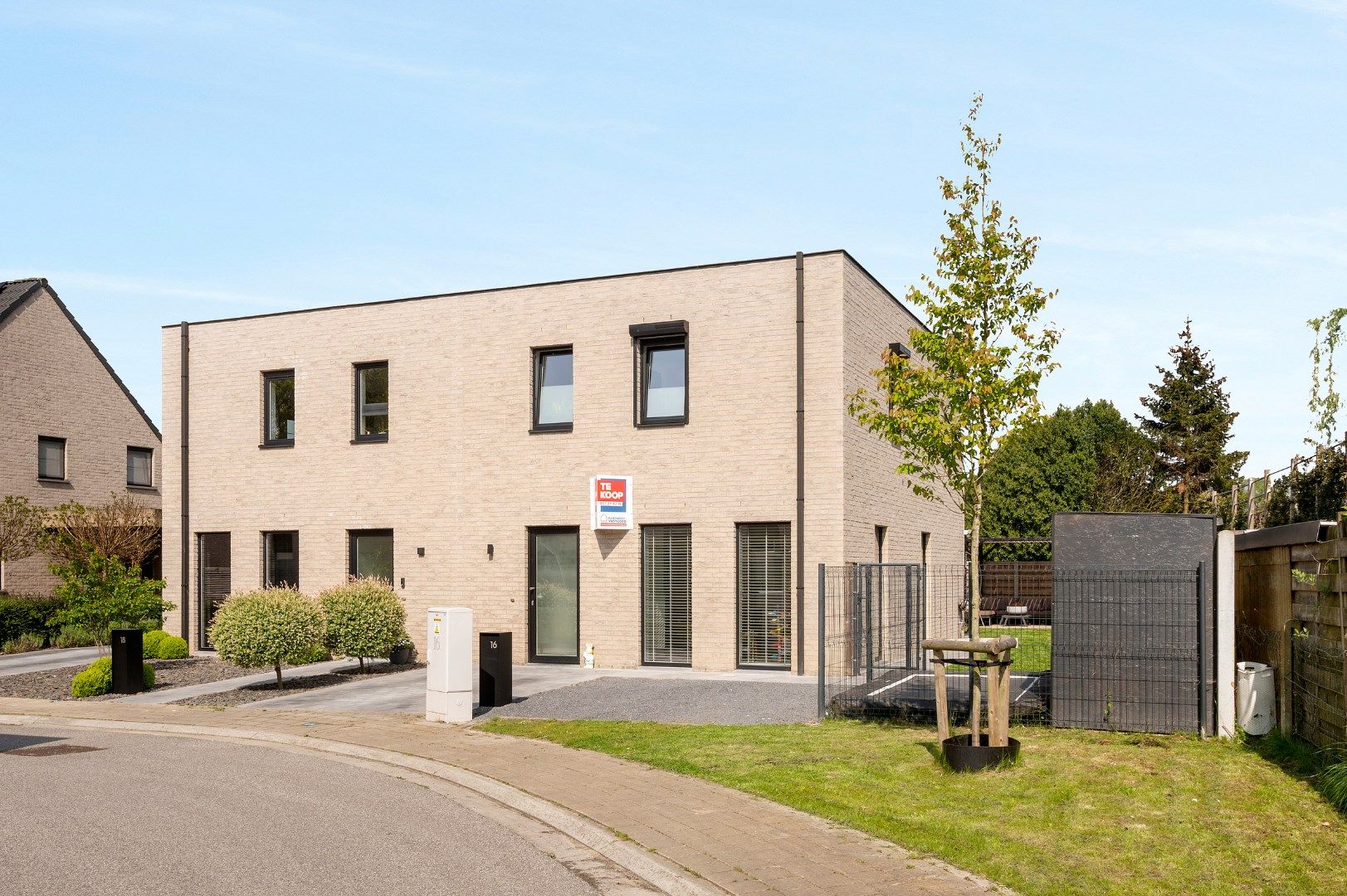 HALFOPEN NIEUWBOUWWONING MET 3 SLPKS, TUIN EN EPC LABEL A foto {{pictureIndex}}